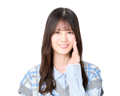 右手を頬に添えて微笑む小坂 菜緒さん