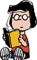 マーシーが眼鏡をかけ、真剣な表情で黄色い表紙の本を読んでいる様子。