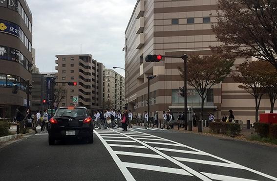 中央線に沿って導流帯が続く道路