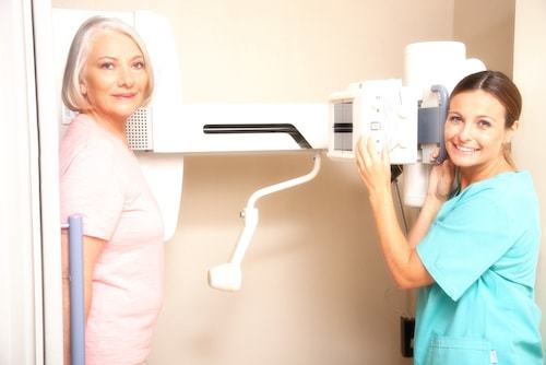 マンモグラフィーで乳がん検査をする女性
