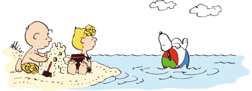 チャーリー・ブラウンと女の子が砂浜で砂のお城を作って遊ぶ中、スヌーピーがビーチボールに乗って海に浮かんでいる。